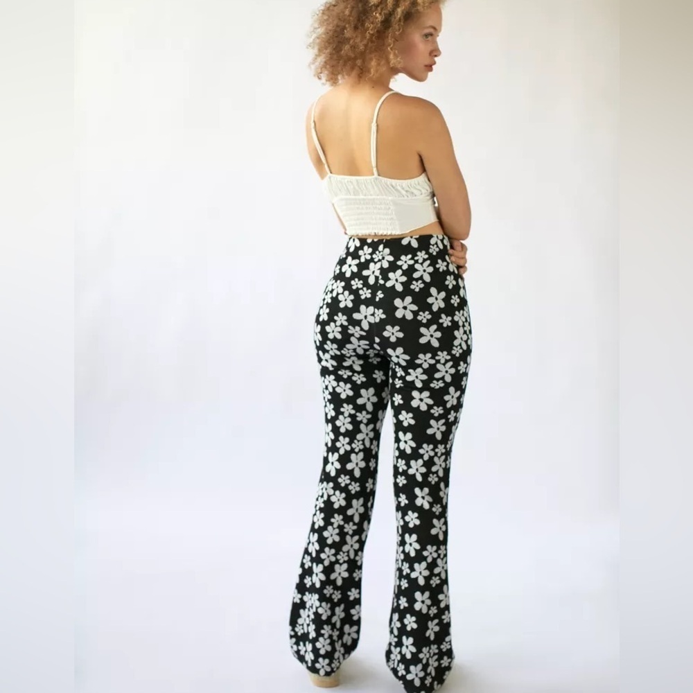 Urban Outfitters Bryn Pull-On Flare Pant Floral Black and White size S/P - Picture 2 of 11